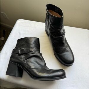 90s Naturalizer Black leather ankle boots with a chunky block heel 🖤 Size 9